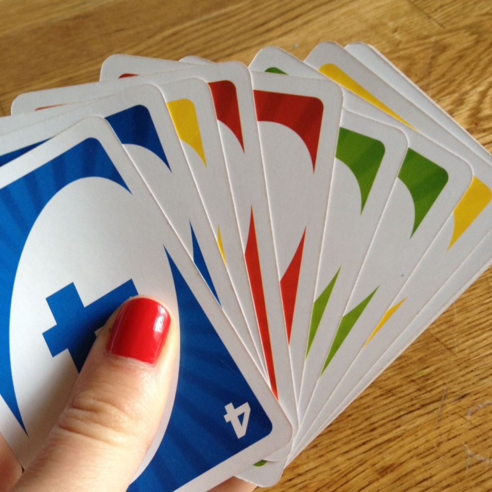 Et si les cartes de jeu pouvaient être lisibles par les gauchers ? #UNO #parité #gaucher