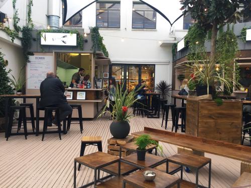 Food court, vous avez dit ? Nous en avons un dans la cour du BHV L'HOMME au 14 rue du temple. Le POD : Le Parisian Omnivore District.